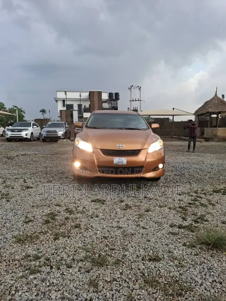 Toyota Matrix L Hatchback FWD (1.8L 4cyl 5M) 2011 Gold