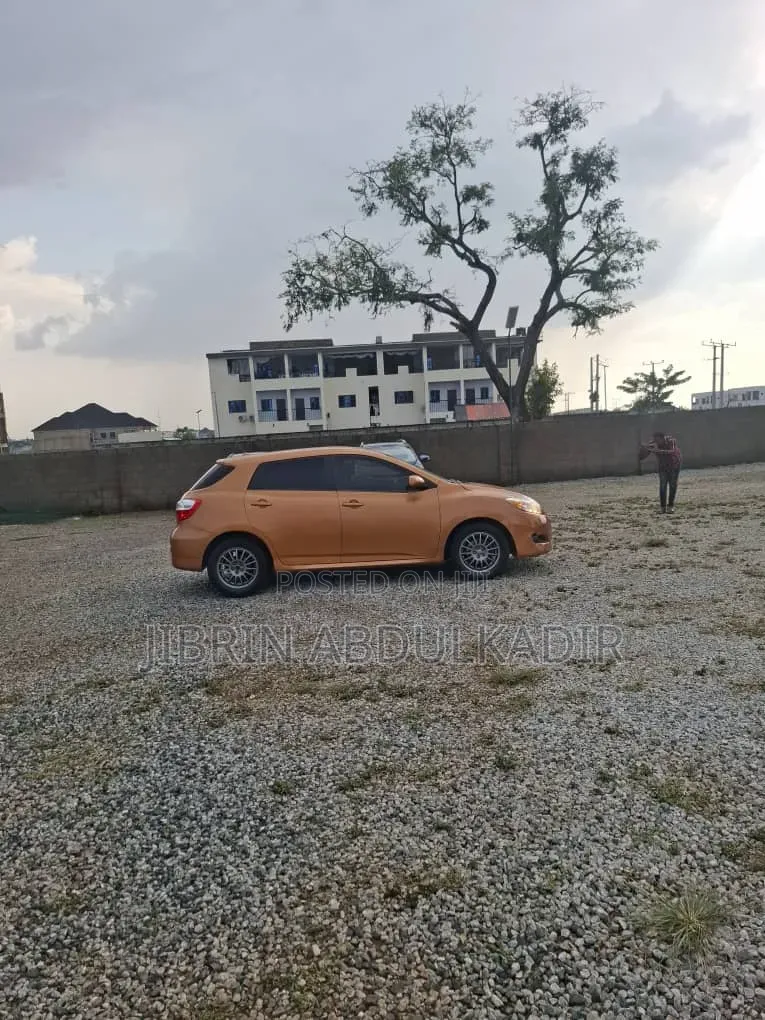 Toyota Matrix L Hatchback FWD (1.8L 4cyl 5M) 2011 Gold