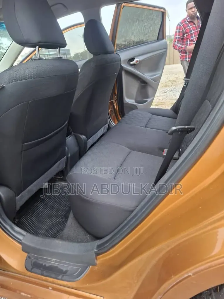 Toyota Matrix L Hatchback FWD (1.8L 4cyl 5M) 2011 Gold