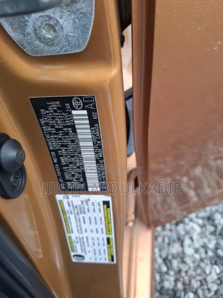 Toyota Matrix L Hatchback FWD (1.8L 4cyl 5M) 2011 Gold