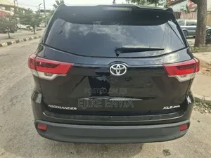 Toyota Highlander XLE 4x4 V6 (3.5L 6cyl 8A) 2018 Black