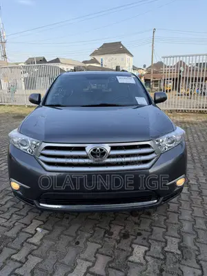 Toyota Highlander SE 3.5L 4WD 2013 Gray