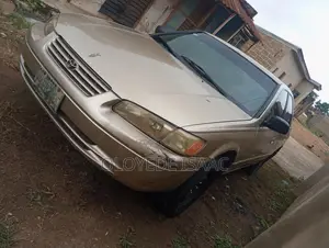 Toyota Camry LE 4dr Sedan (2.2L 4cyl 4A) 2000 Gold