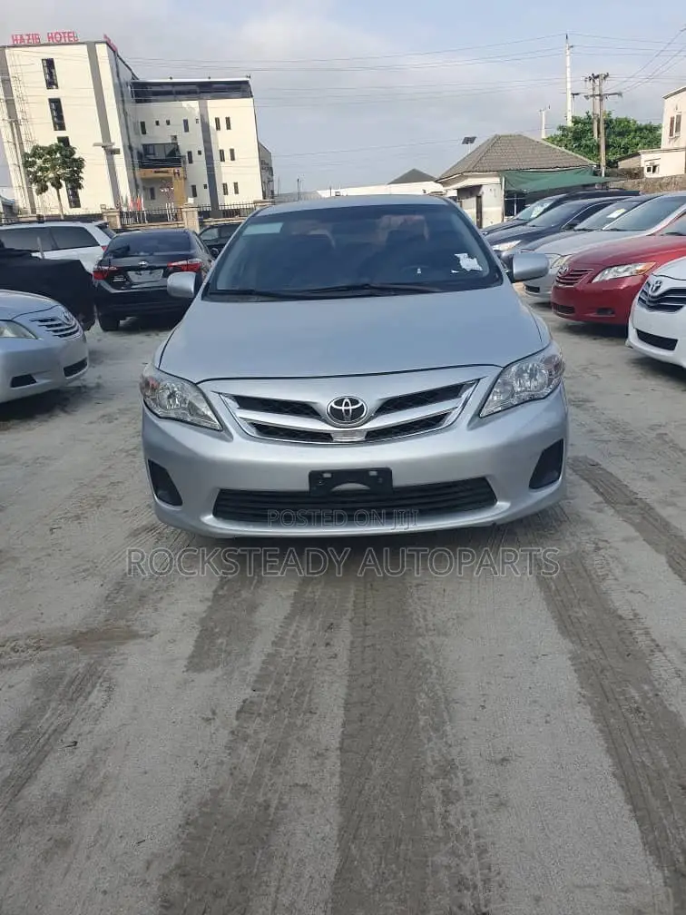 Toyota Corolla LE 4dr Sedan (1.8L 4cyl 4A) 2013 Silver
