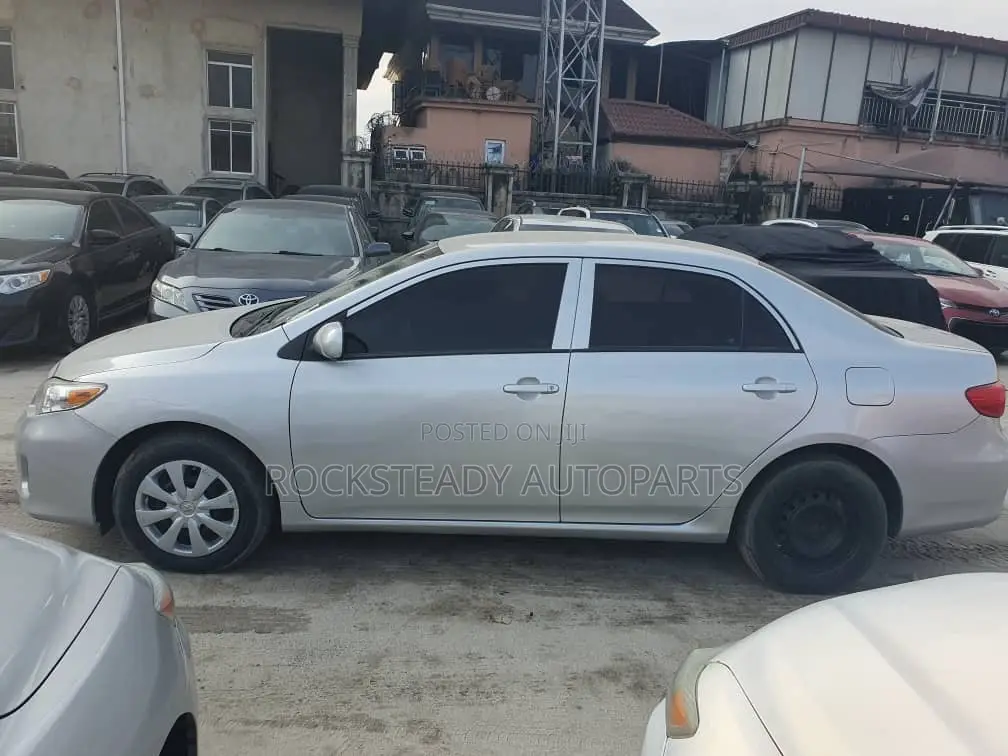 Toyota Corolla LE 4dr Sedan (1.8L 4cyl 4A) 2013 Silver