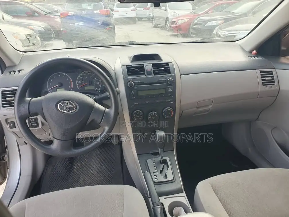 Toyota Corolla LE 4dr Sedan (1.8L 4cyl 4A) 2013 Silver
