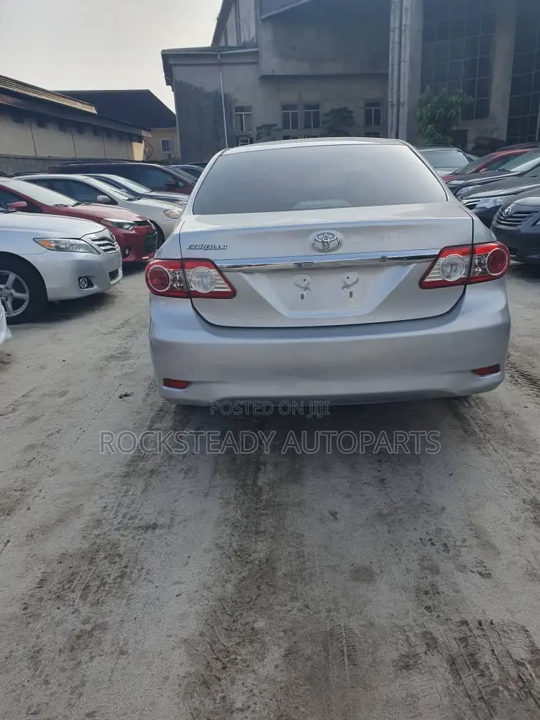 Toyota Corolla LE 4dr Sedan (1.8L 4cyl 4A) 2013 Silver