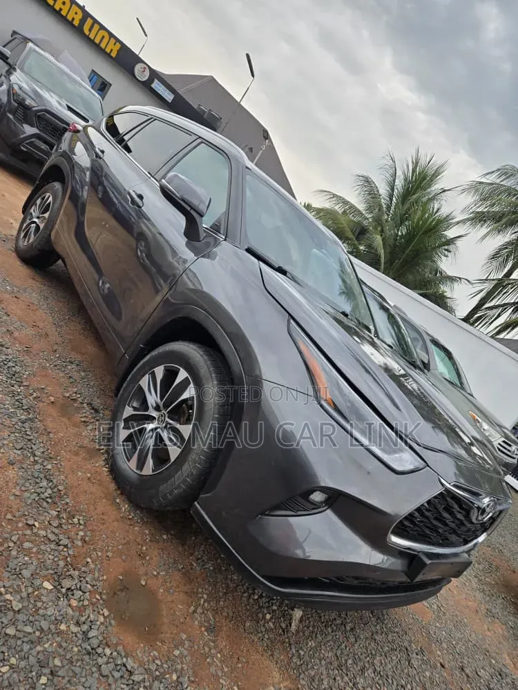 Toyota Highlander XLE 2022 Gray