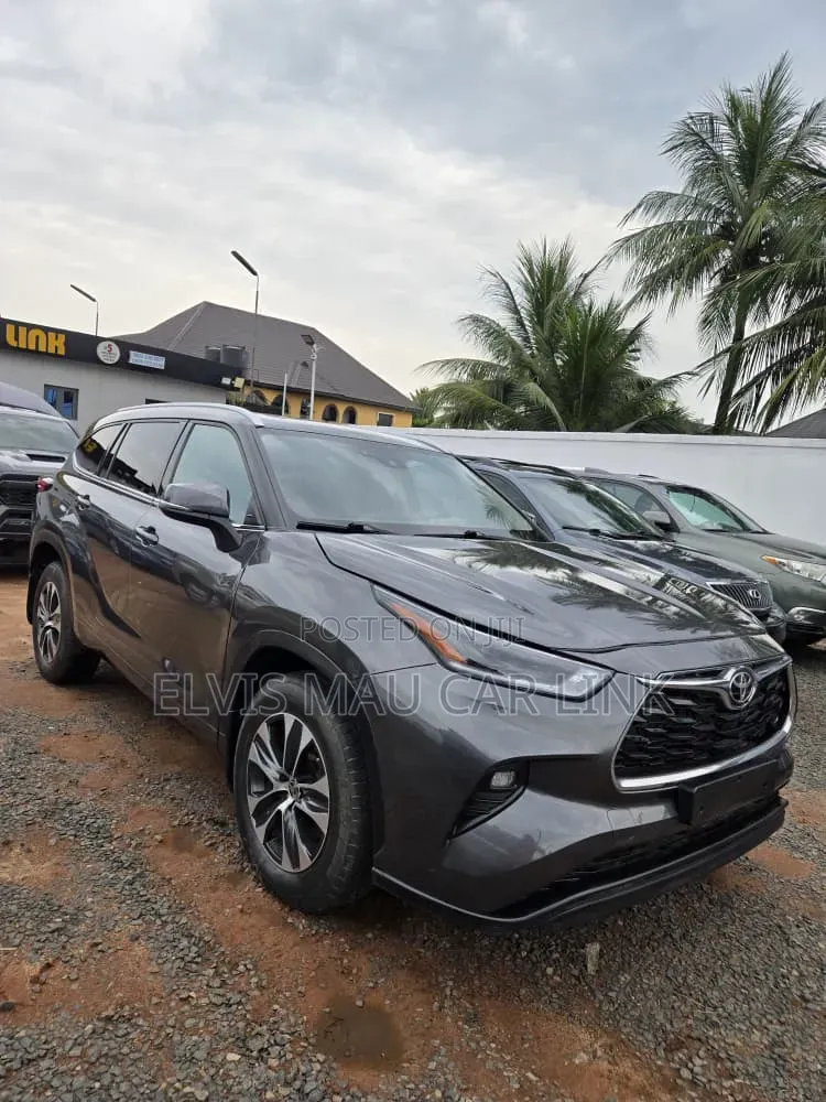 Toyota Highlander XLE 2022 Gray