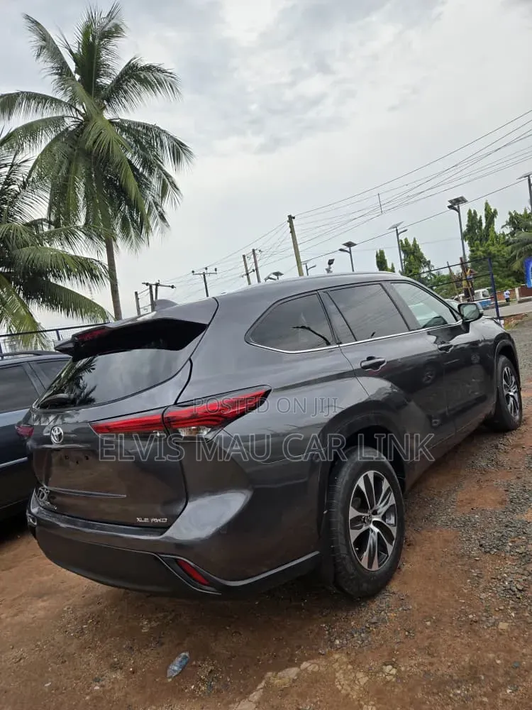 Toyota Highlander XLE 2022 Gray