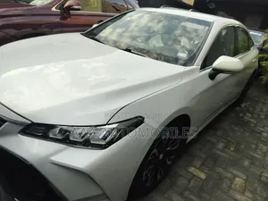 Toyota Avalon XLE FWD Sedan (3.5L V6 8A) 2019 White
