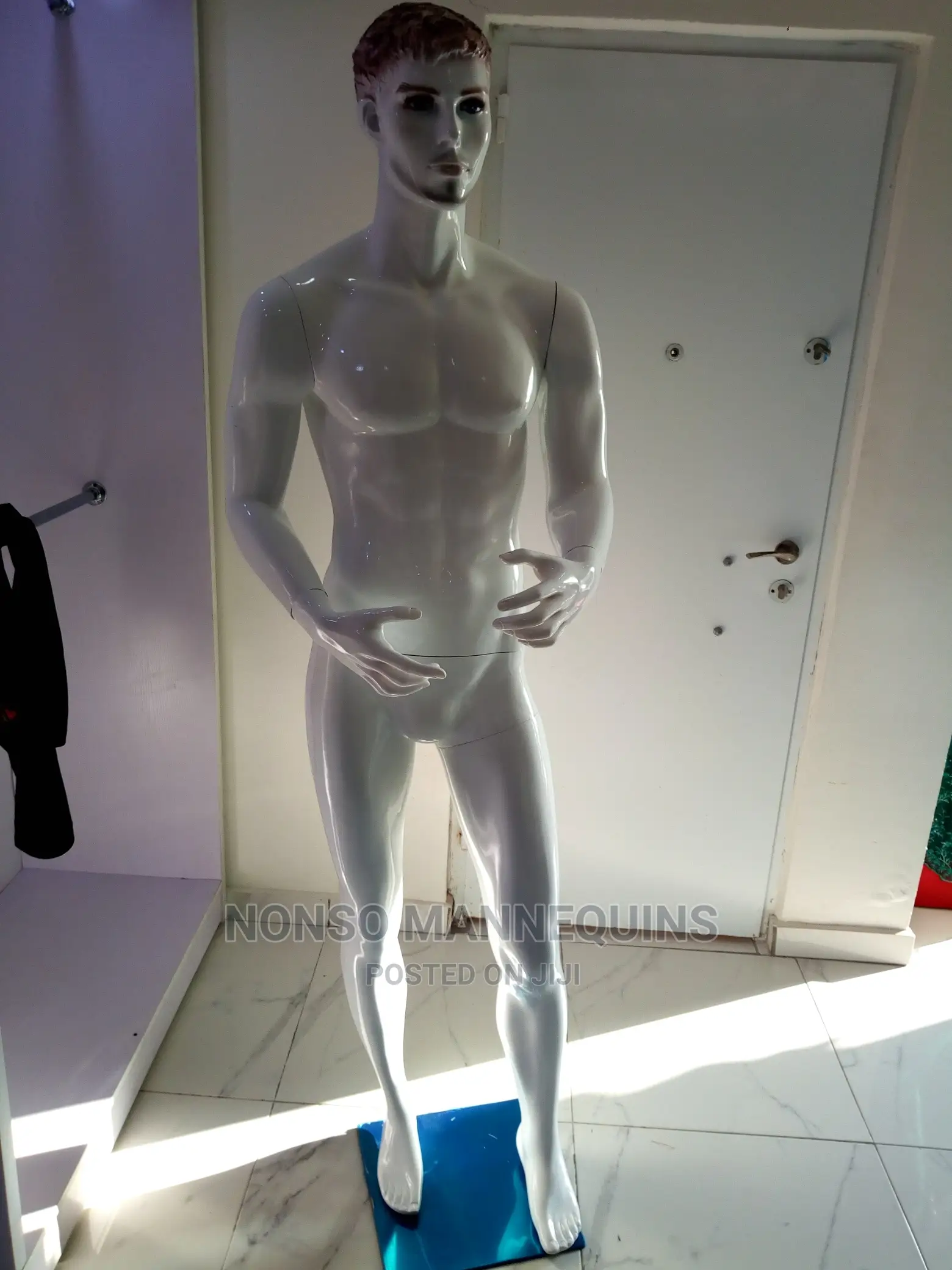 Male Fibre White Mannquin With Broad Shoulders