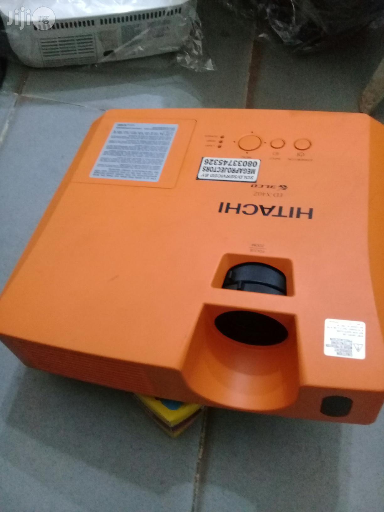 2200 Lumens Hitachi Projector