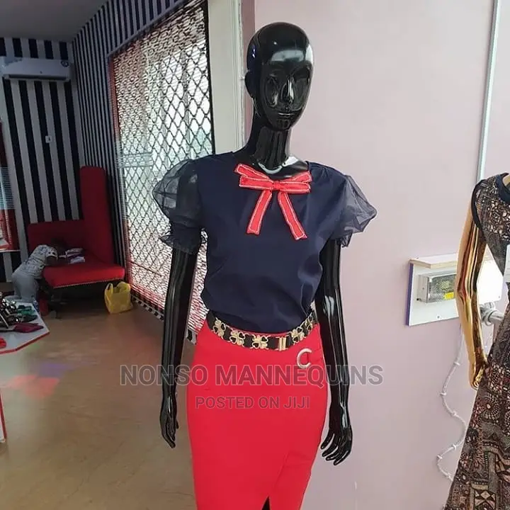 R6 Glossy Black Female Display Mannequin