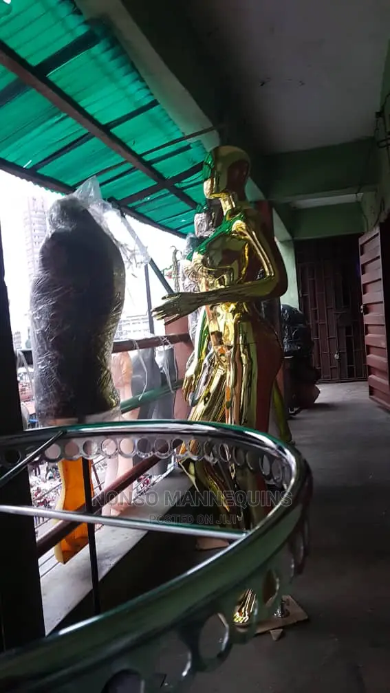 Gold Egg Face Mannequin 1