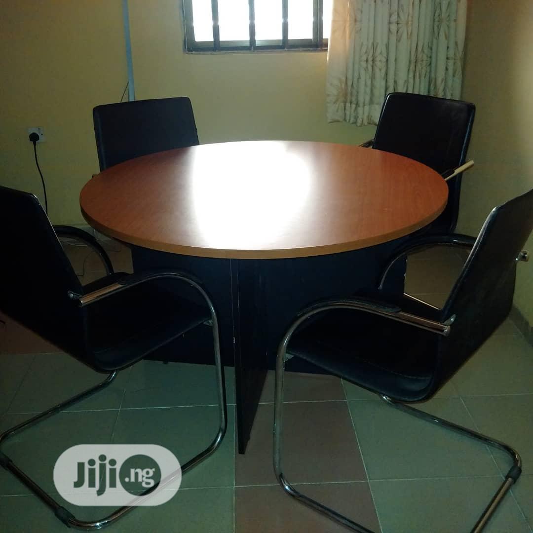 Round Tables With Chairs