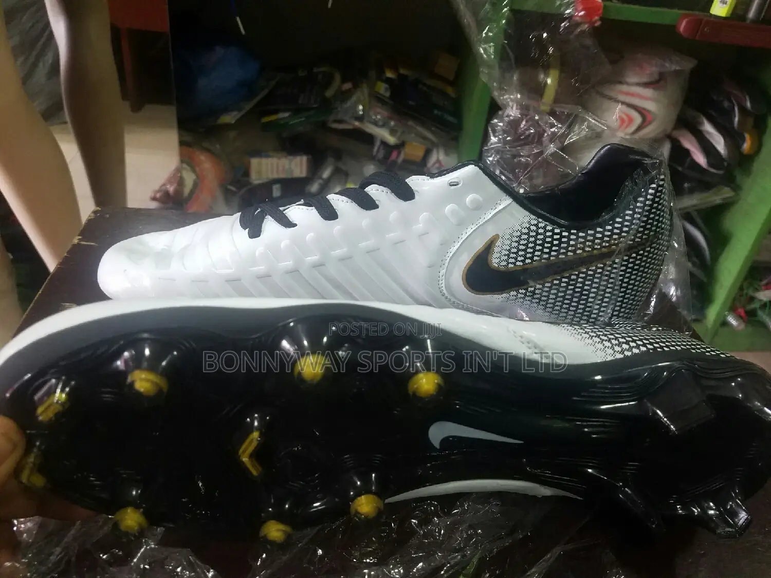 Nike Tiempo Size 45 Boot