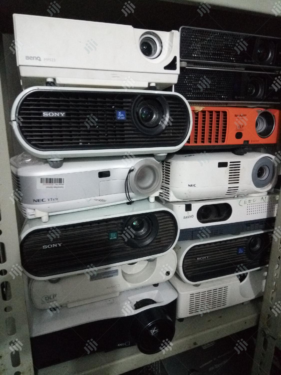 Amazing Sony 2500 Lumens Projector