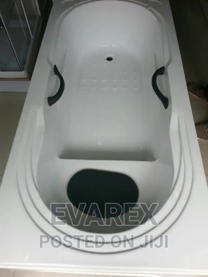 Executive White Bathtub With Seater
