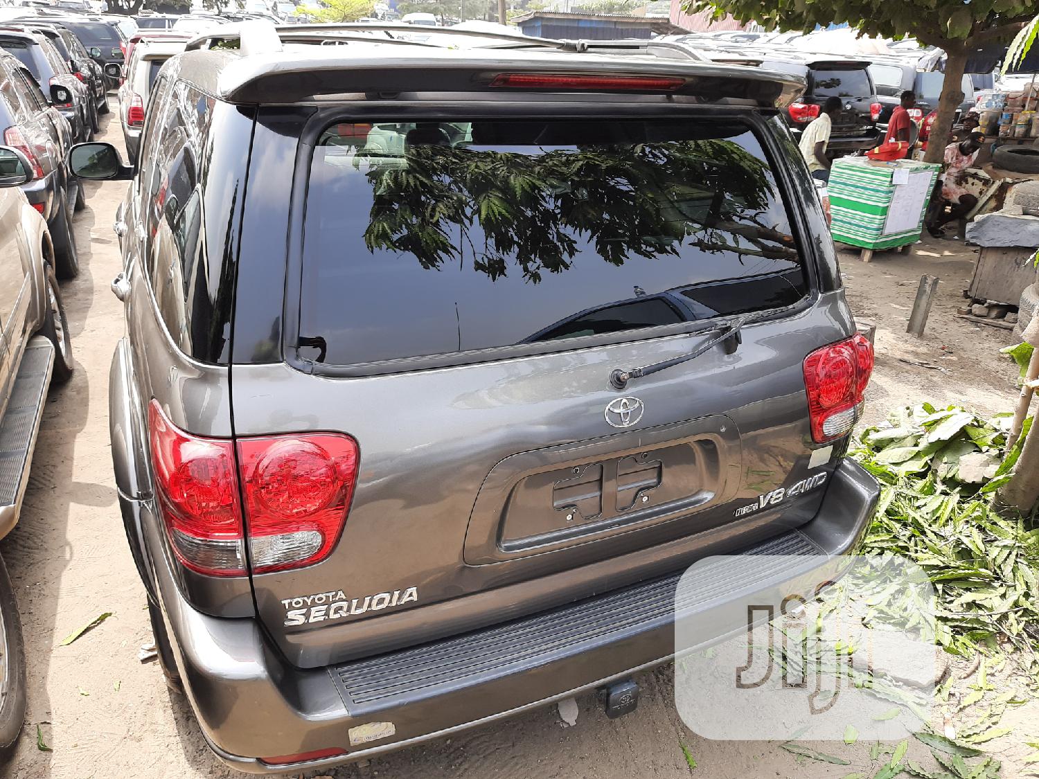 Toyota Sequoia Limited 4dr SUV 4WD (4.7L 8cyl 5A) 2006 Gray