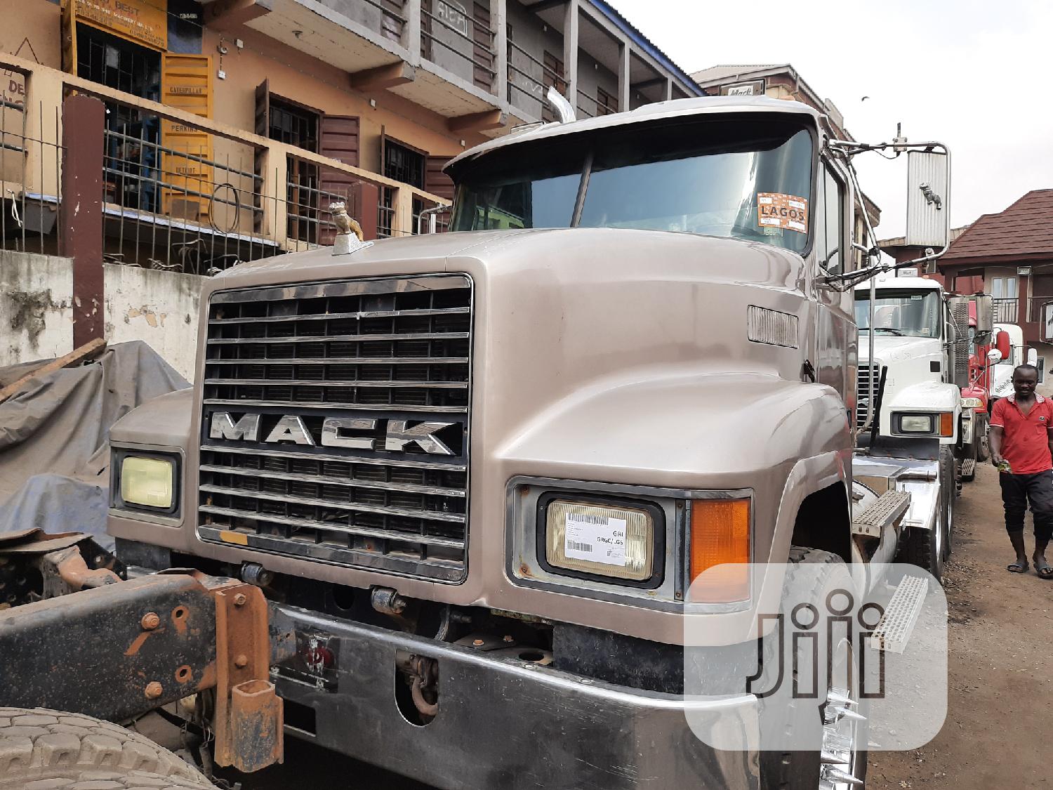 Mack Trailer Head Ch 2002 Brown