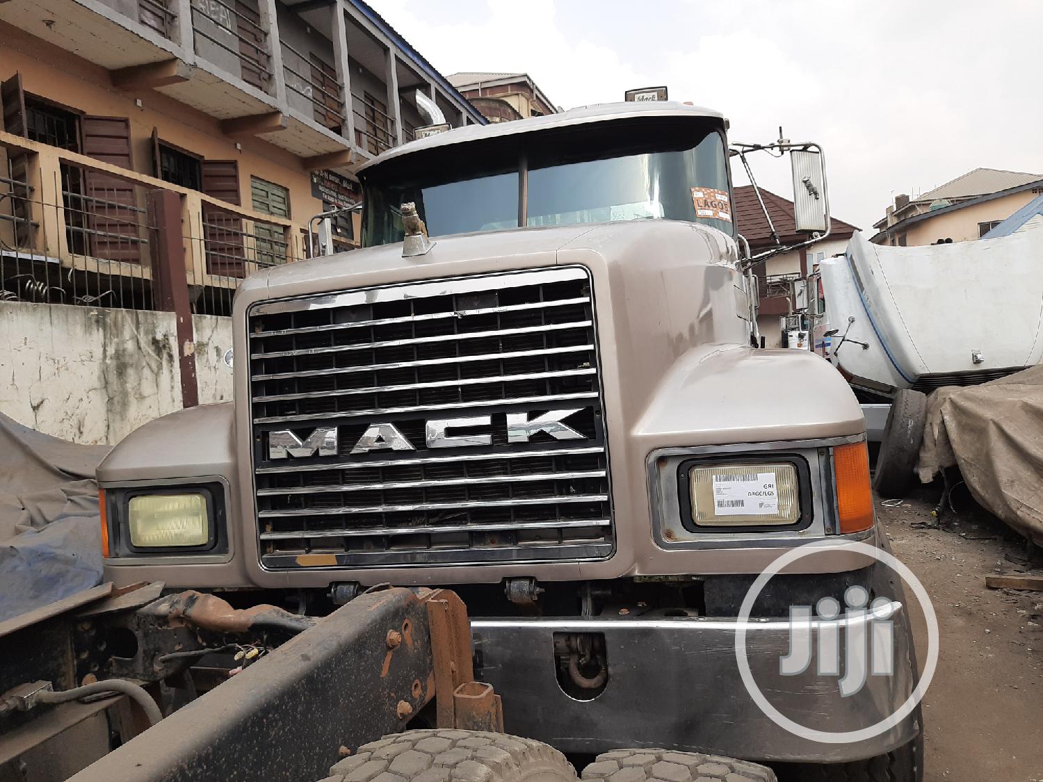 Mack Trailer Head Ch 2002 Brown