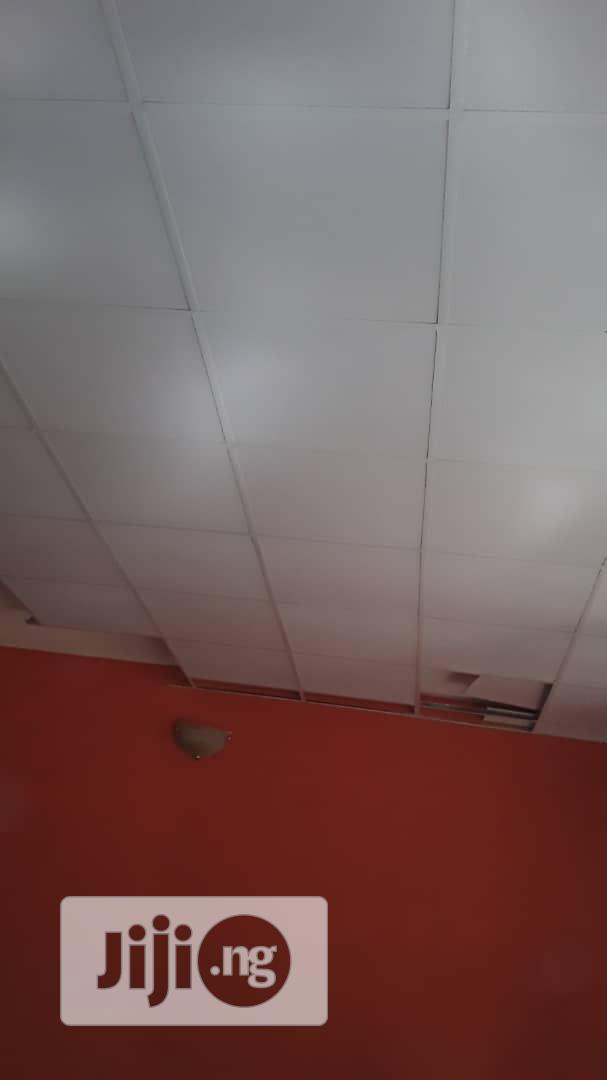 Suspended Ceiling/Windowblinds/Wooden Floor/Tiles