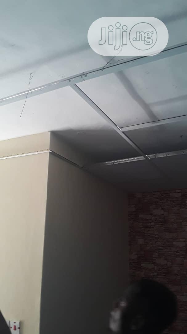 Suspended Ceiling/Windowblinds/Wooden Floor/Tiles