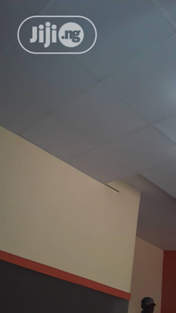 Suspended Ceiling/Windowblinds/Wooden Floor/Tiles