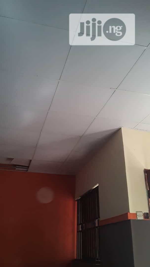 Suspended Ceiling/Windowblinds/Wooden Floor/Tiles