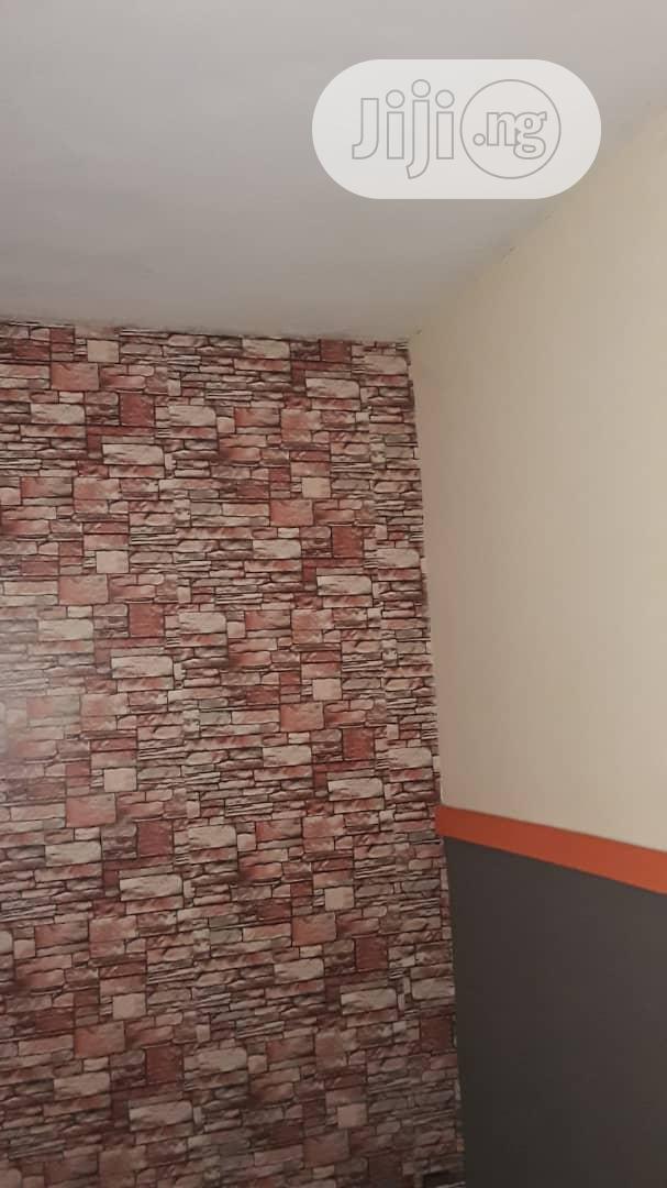 Suspended Ceiling/Windowblinds/Wooden Floor/Tiles