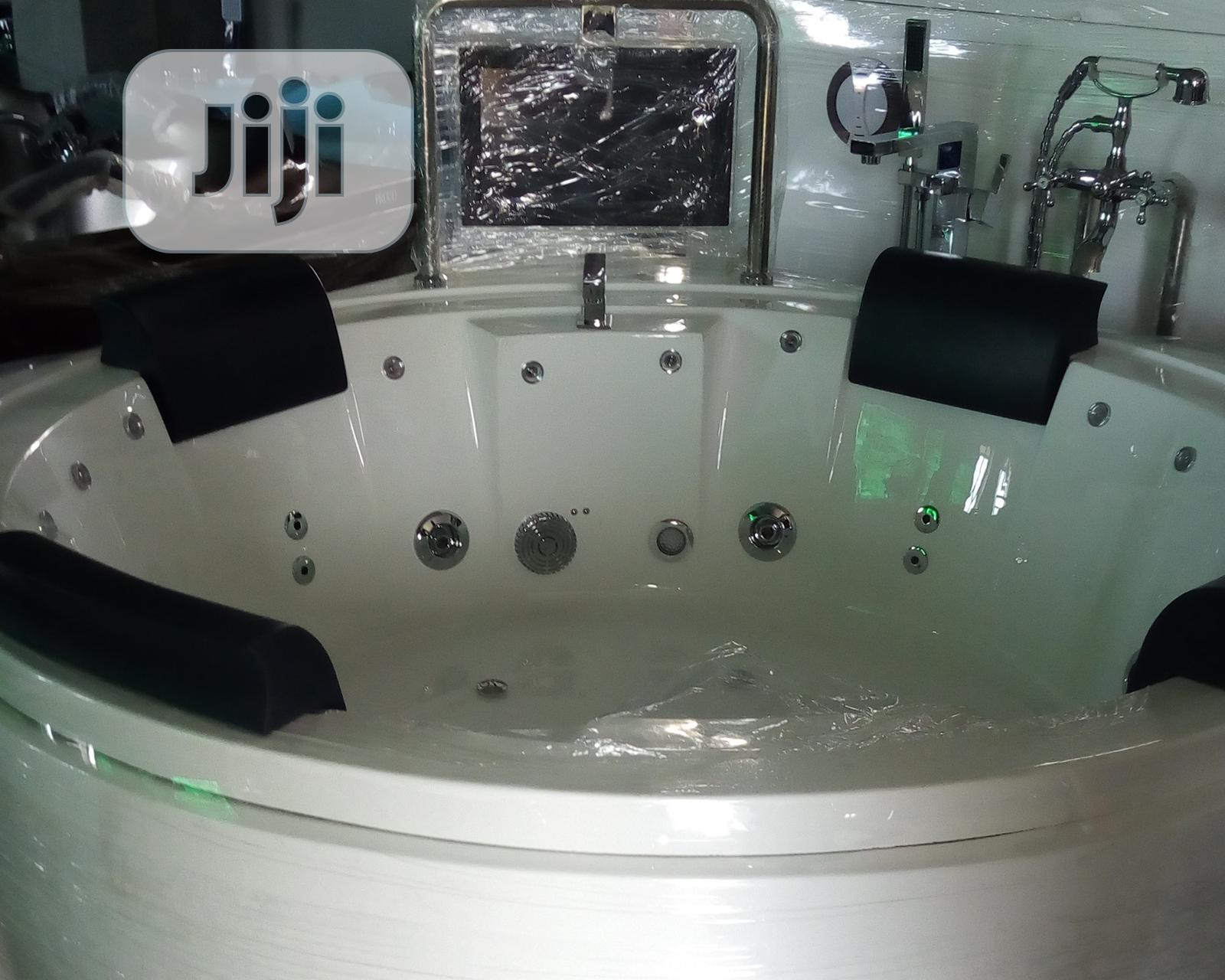 Circle Jacuzzi With Four Sitting