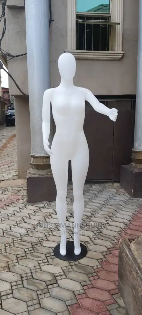 Faceless White Female Mannequins