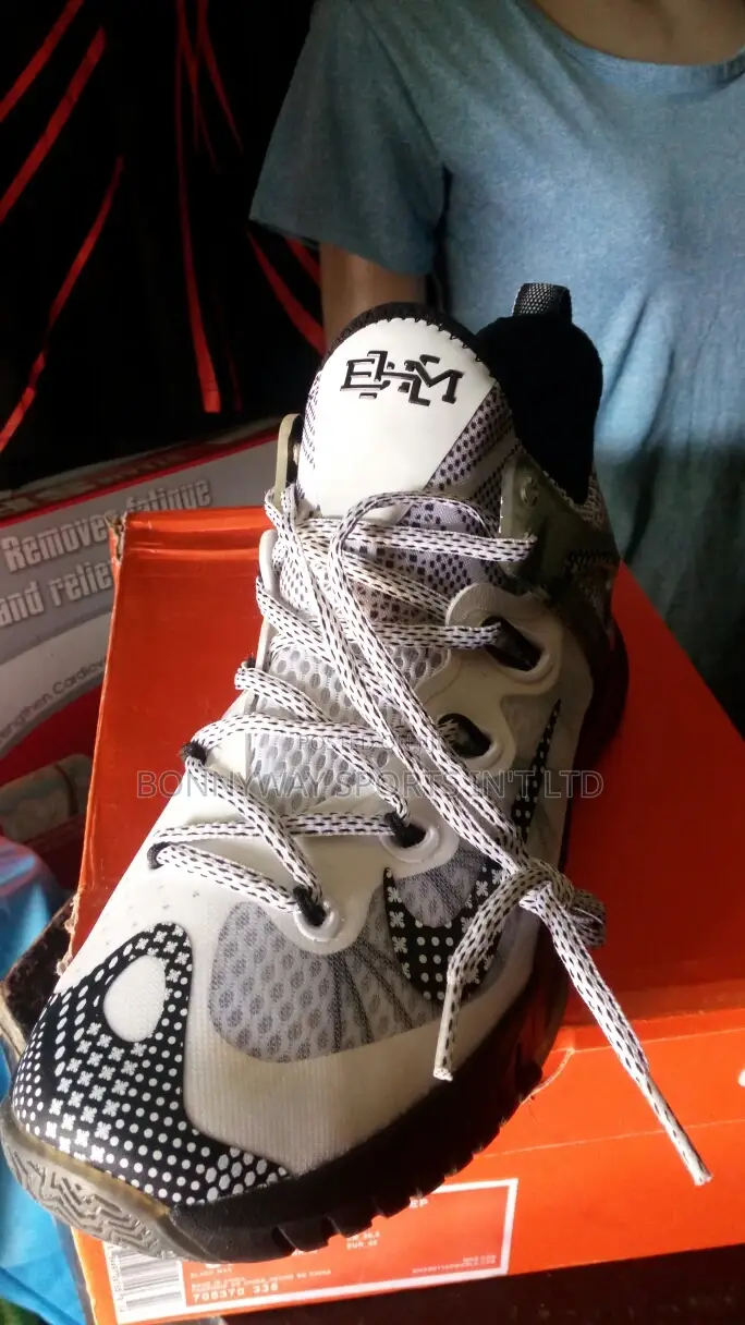 Highly Professional Nike Hyperrev Basketball Size Uk 8.5,