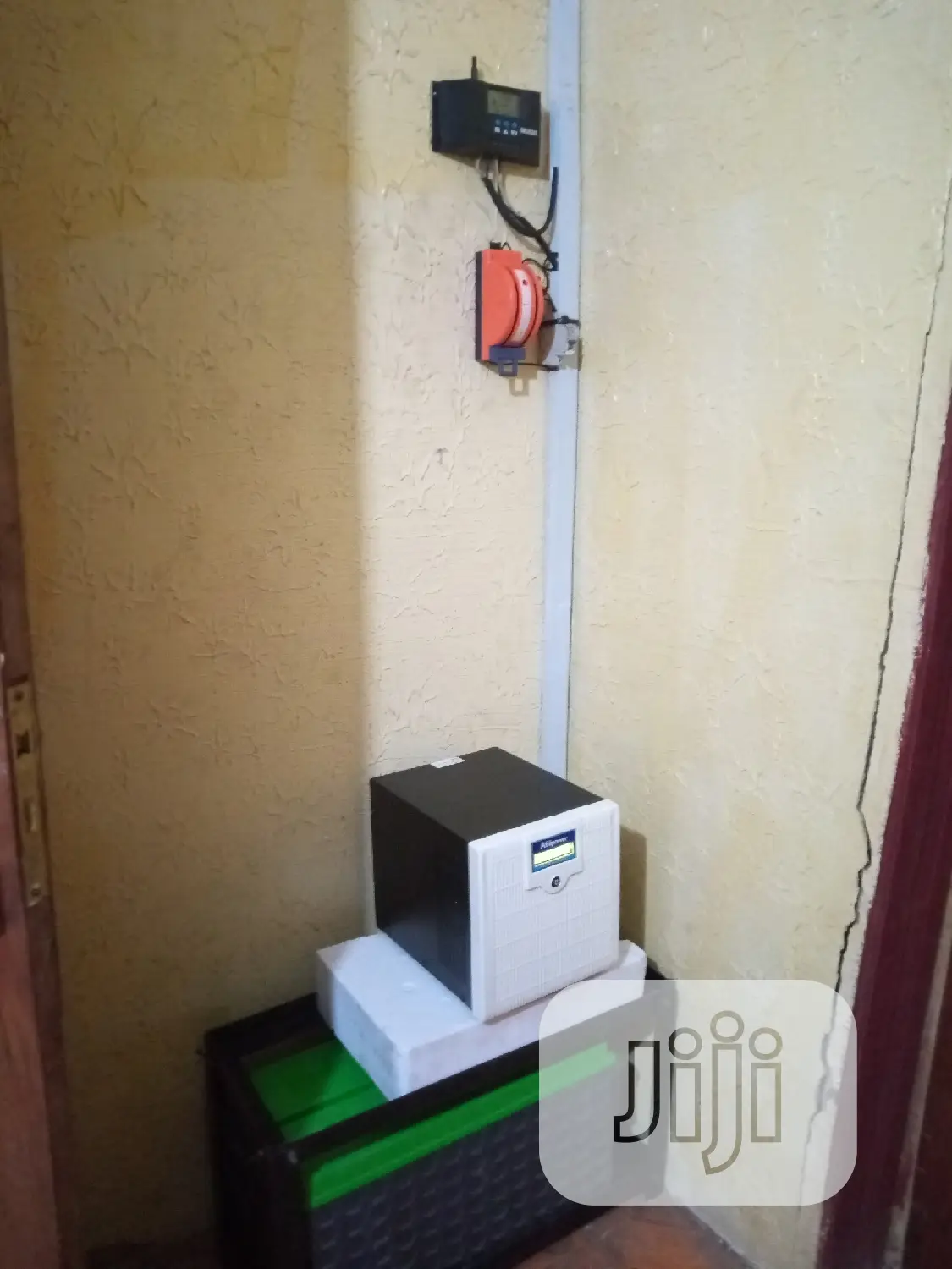 1.7kva/24v Inverter 2 100ah Batteries and 600w Solar Panels