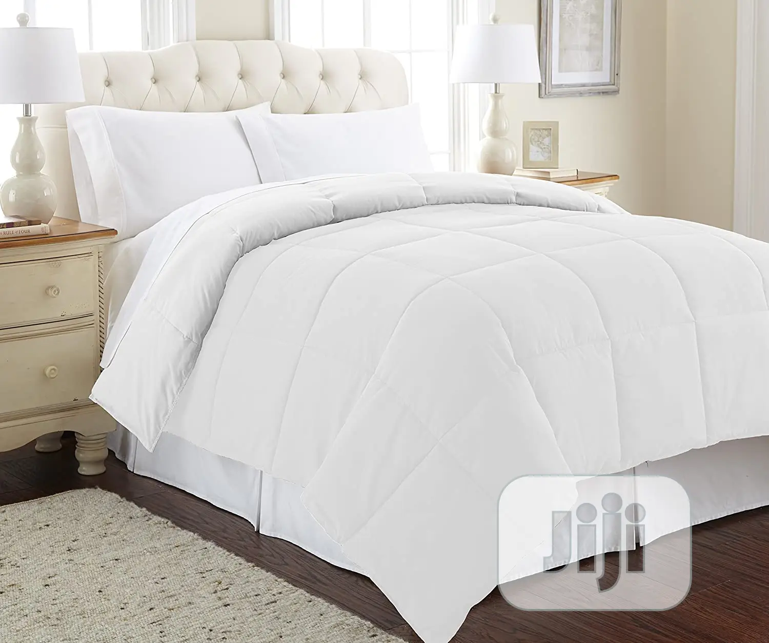 Durable White Duvet,Bedsheet With 4 Pillow Cases