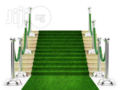 Use Green Grass Rugs As Walk Way In Your Events