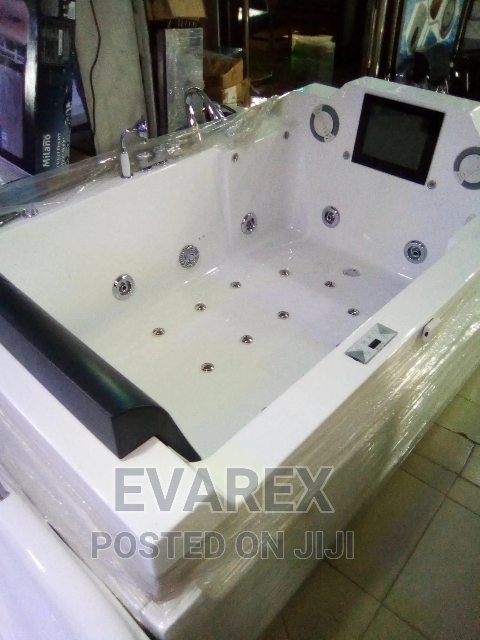 Quality Jacuzzi Bathtub With Tv