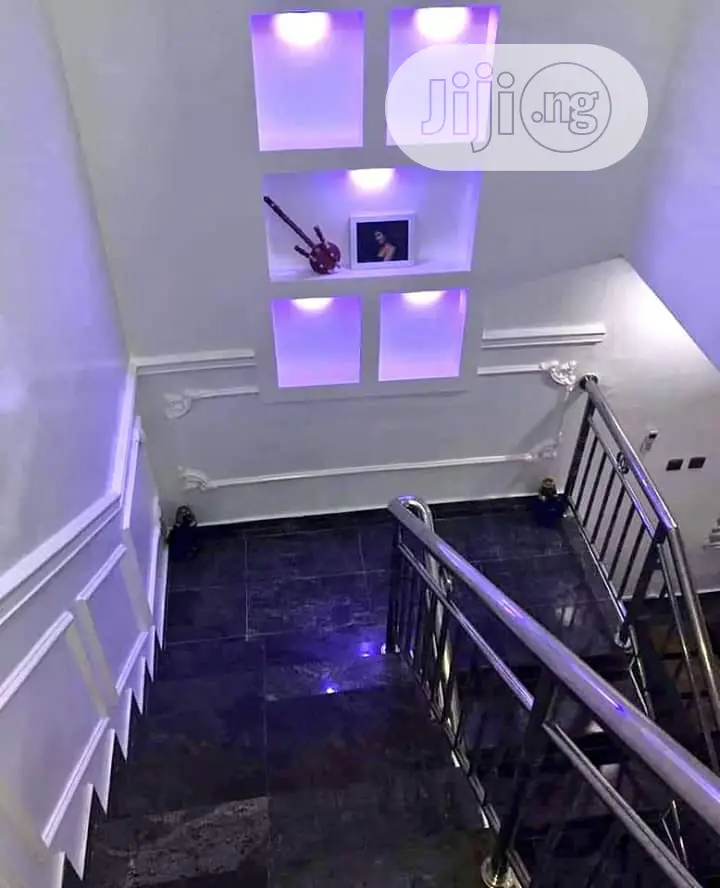 Pop Faux Wall Design - Tv Staircase