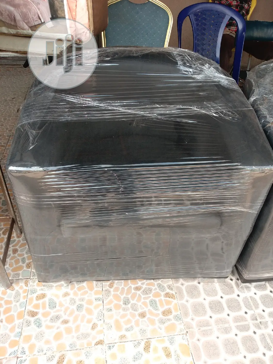 1 Single Bucket LG Leather Chair