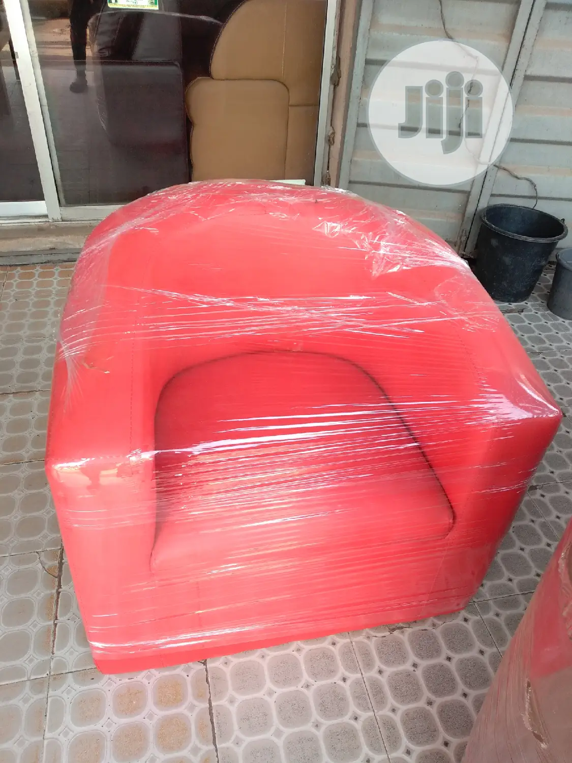 1 Single Bucket LG Leather Chair