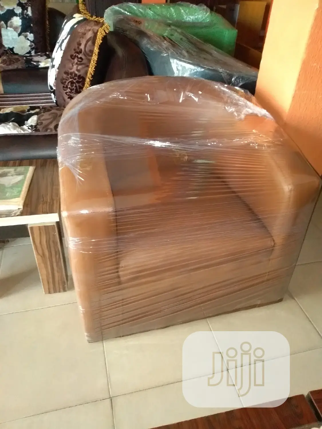 1 Single Bucket LG Leather Chair