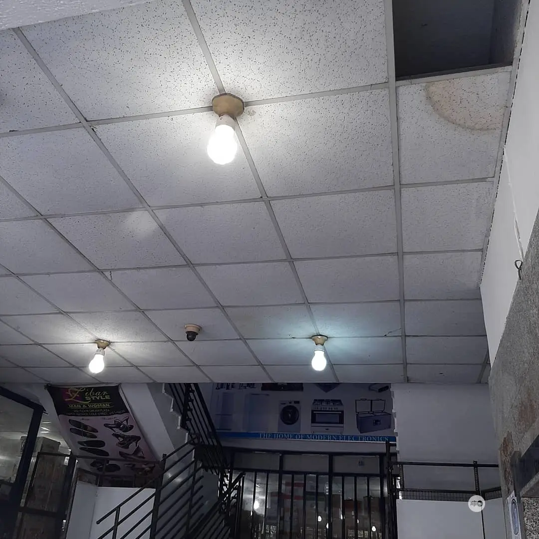 Suspended Ceiling/Pop/Woodenfloor/Windowblinds
