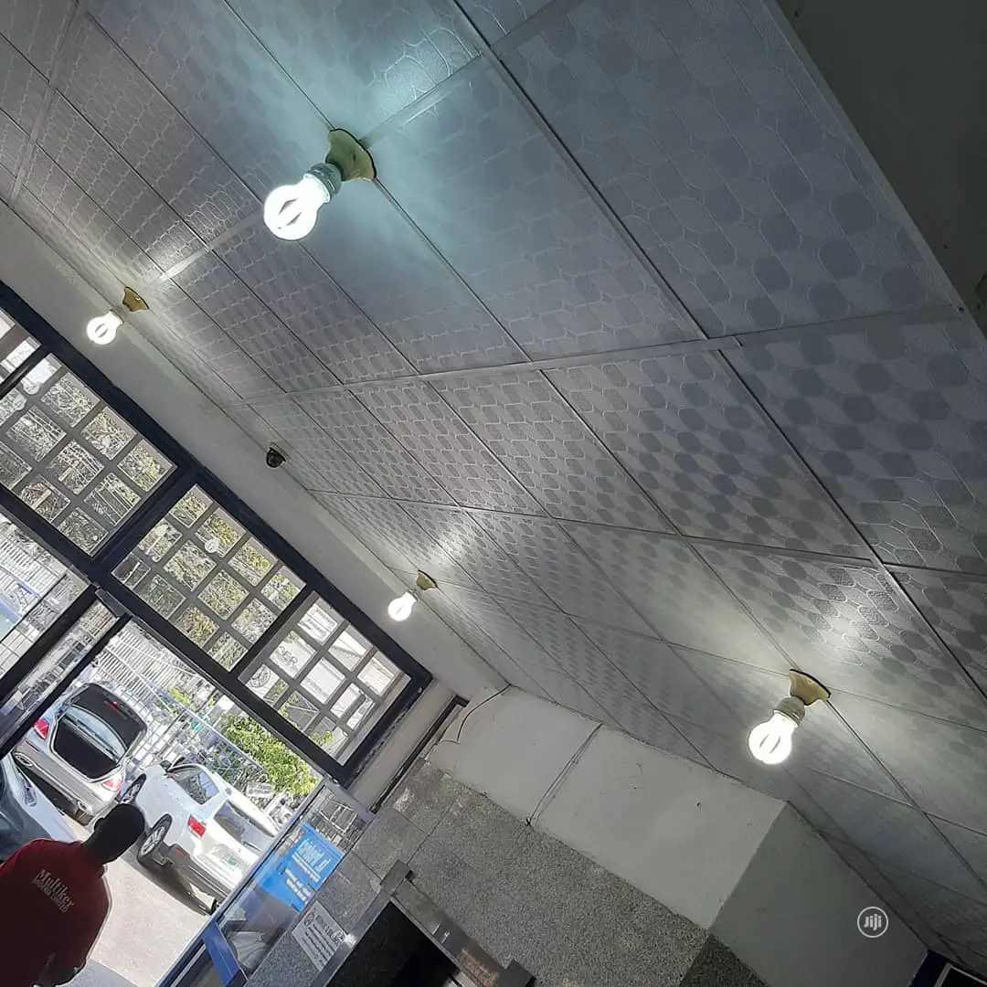 Suspended Ceiling/Pop/Woodenfloor/Windowblinds