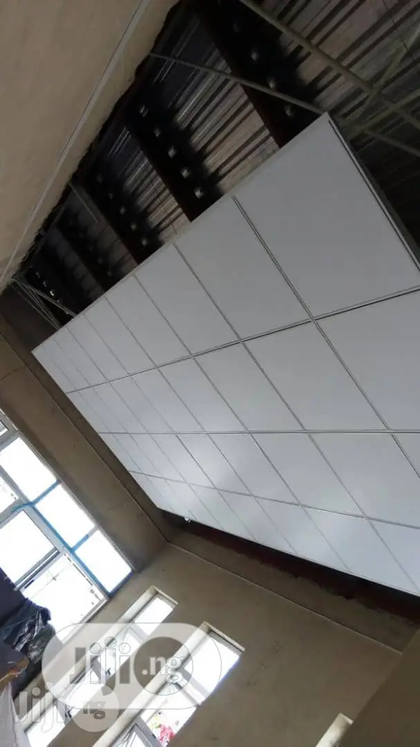 Suspending Ceiling, Drywall Plasterboard, Wooded Floors.