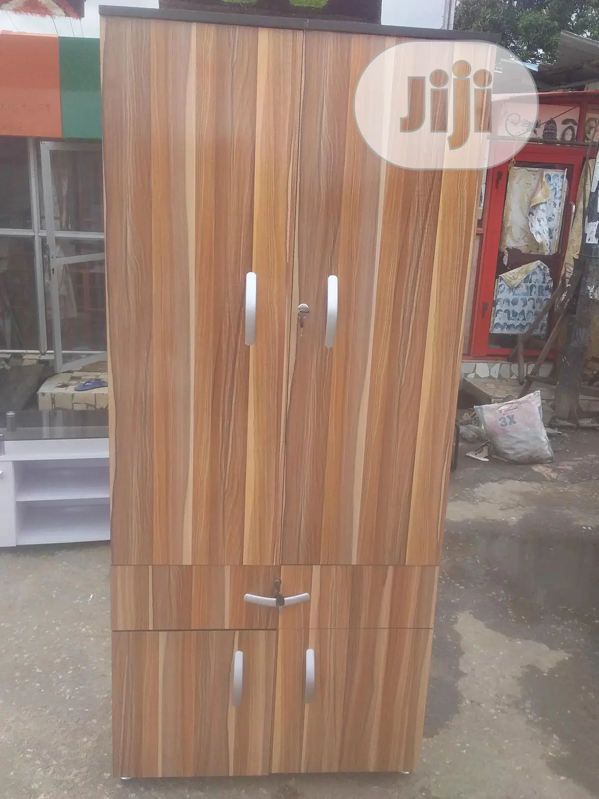 Wardrobe ( 32nchis by 6ft )