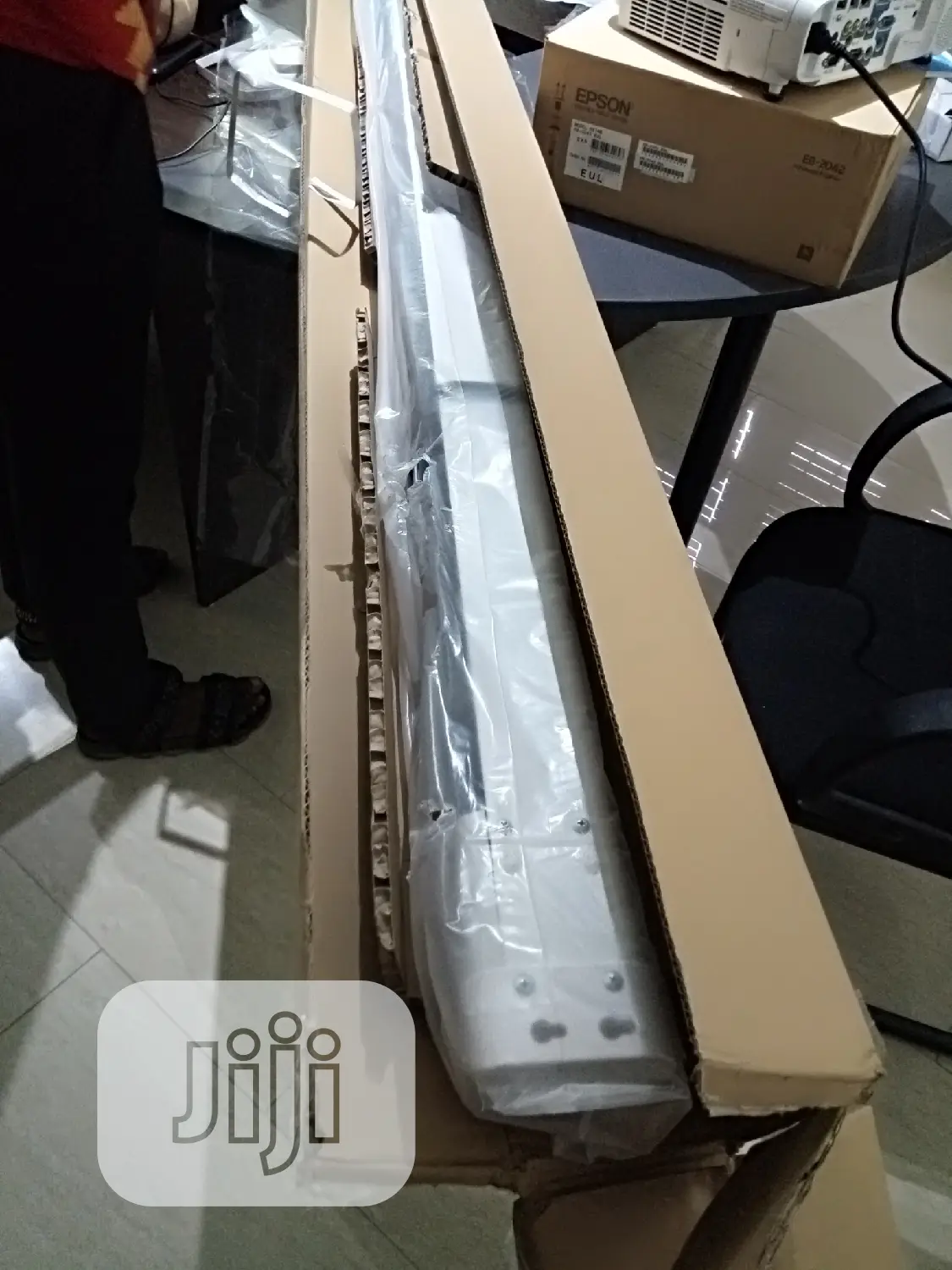 Motorized Dropdown Projector Screen for Home/Office