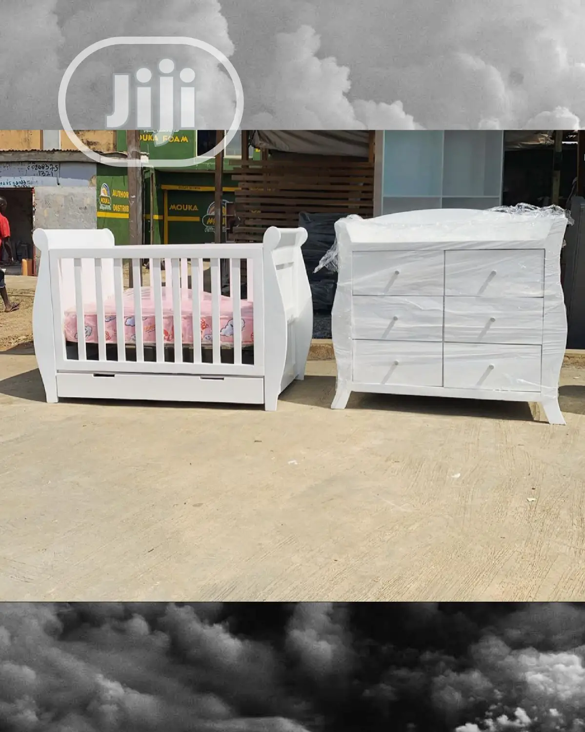 Baby Cot With Shest of Drawers