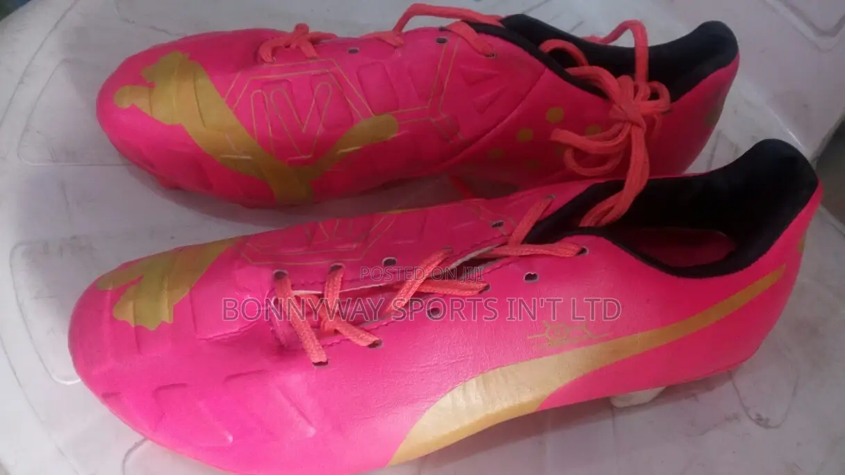 Puma Size 40 Quality Soccer Boot