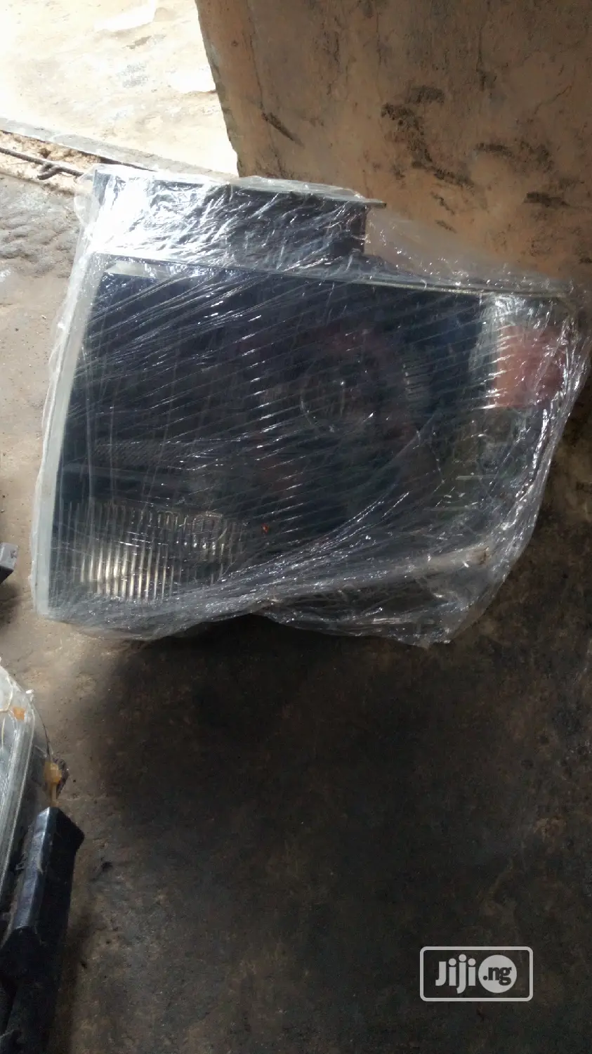 Head Lamp for Ford F150 Charger Type, Model 2010 Model